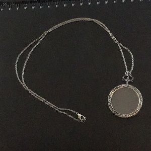 Magnifying necklace